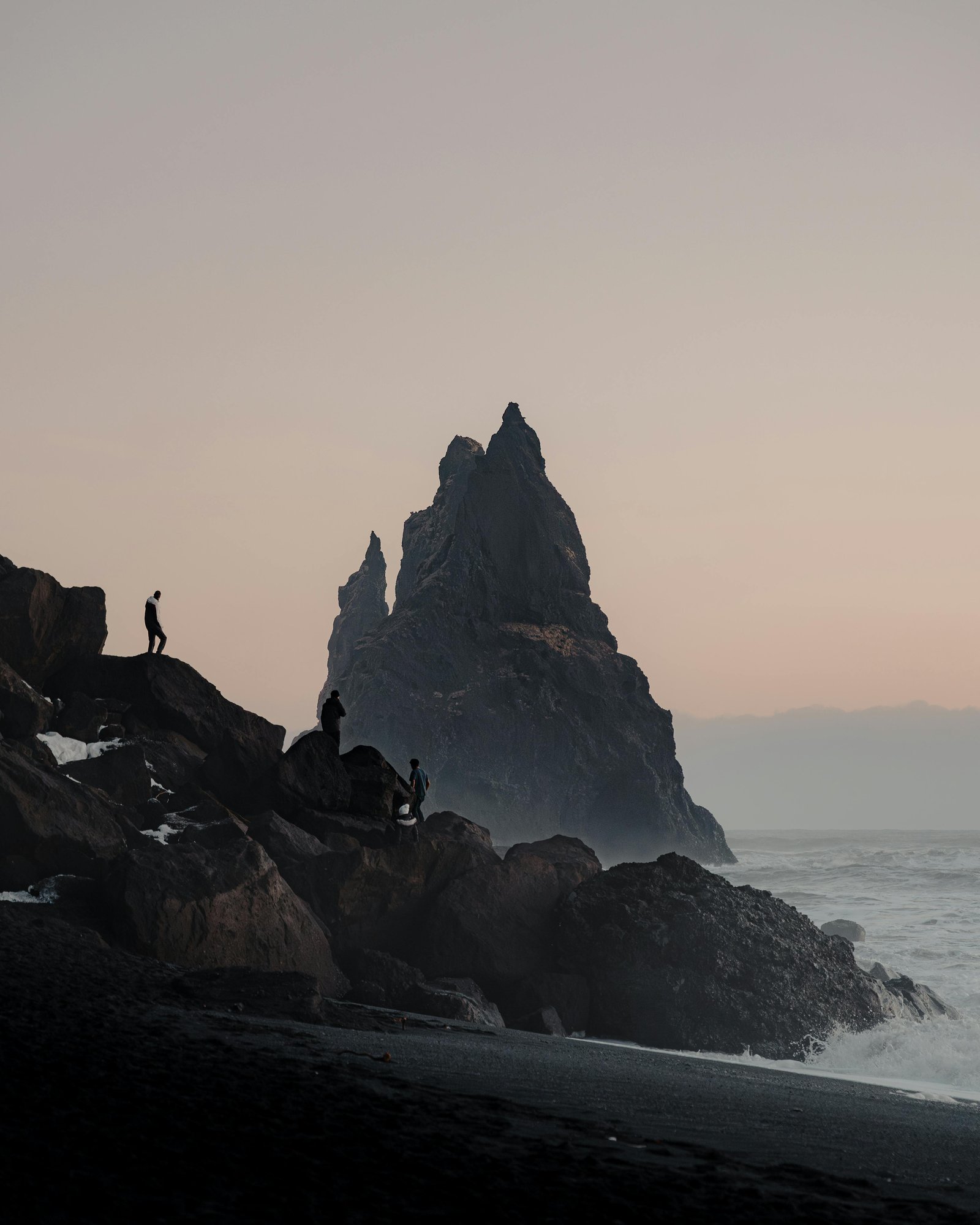 rocks sea people silouette rocks sea people silouette